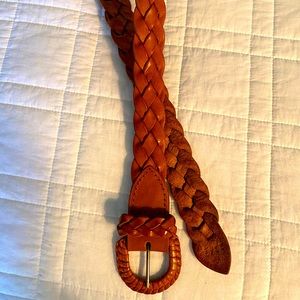 Braided belt. Caramel color.